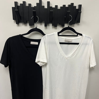 SHORT SLEEVE V-NECK TEE